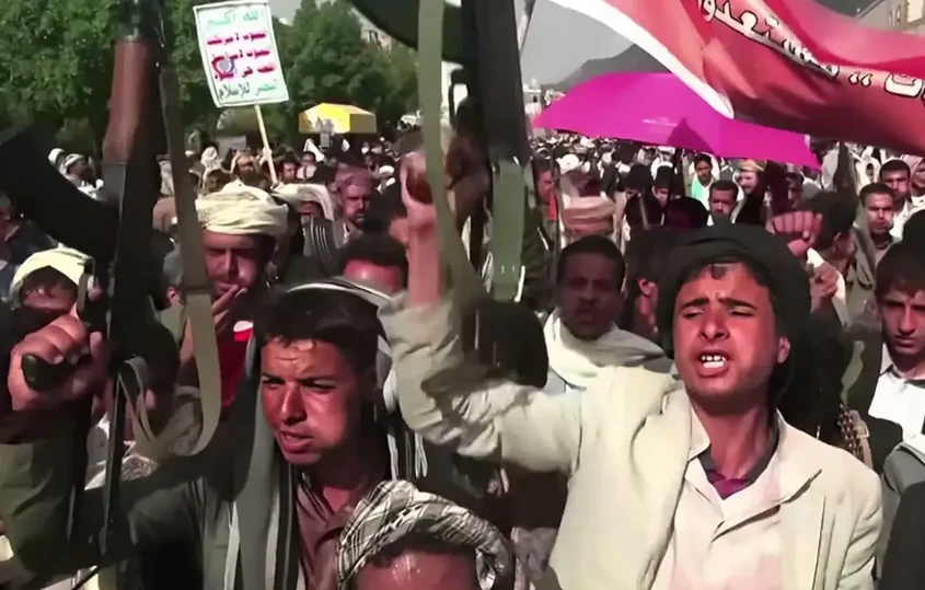 Protesta de los hutíes en 2015 contra los bombardeos de la coalición liderada por Arabia Saudí. Fuente: Henry Ridgwell, VOA (Wikimedia Commons)